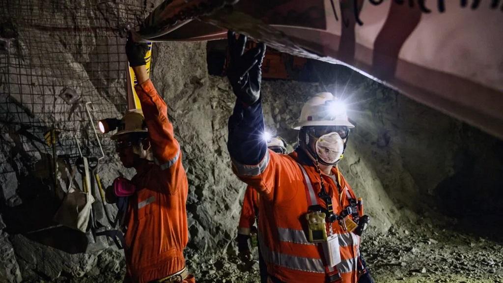 Trabajadores con casco en túnel de mina