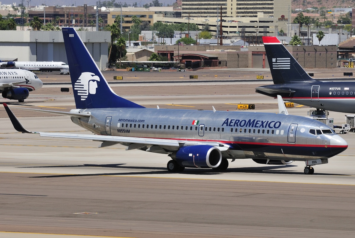 Avión de Aeroméxico rodando en aeropuerto
