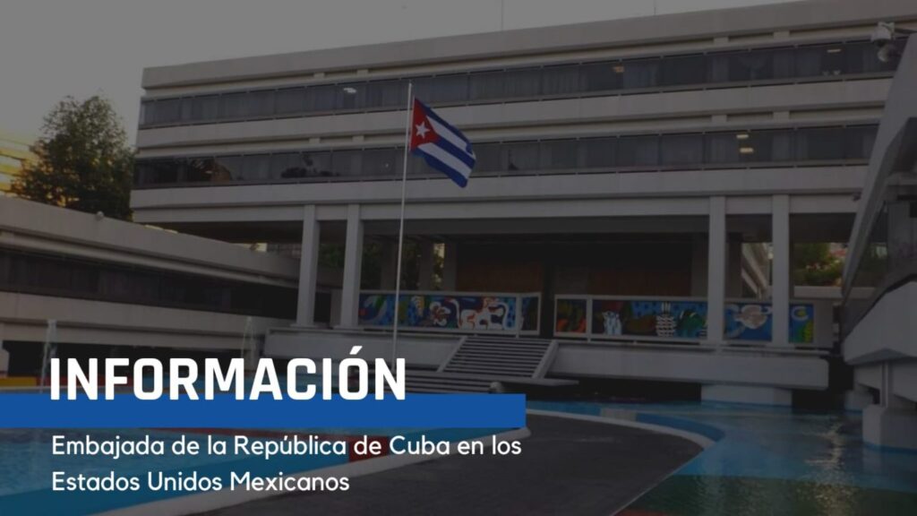 Embajada cubana en México con bandera y murales artísticos