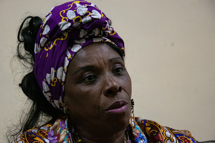 Mujer con turbante morado pensativa
