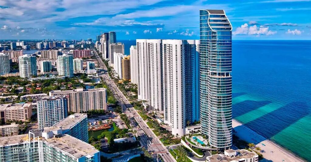 Vista aérea de ciudad costera con rascacielos modernos