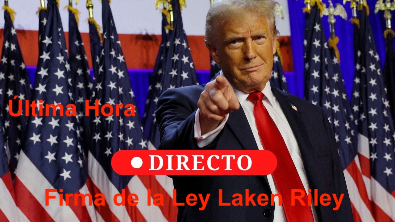 Donald Trump señalando en evento con banderas