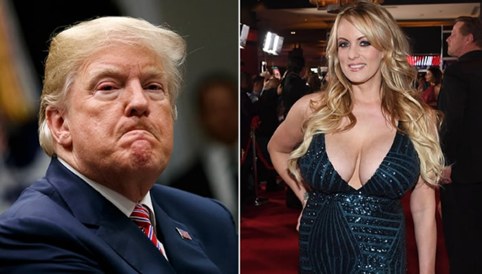 Hombre serio y mujer rubia sonriente en evento