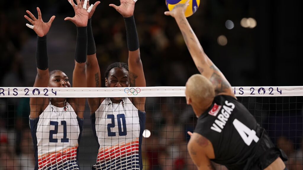 Jugadores de voleibol en partido, logo Olímpico 2024