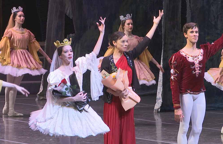 Bailarines de ballet en escenario con vestuarios coloridos