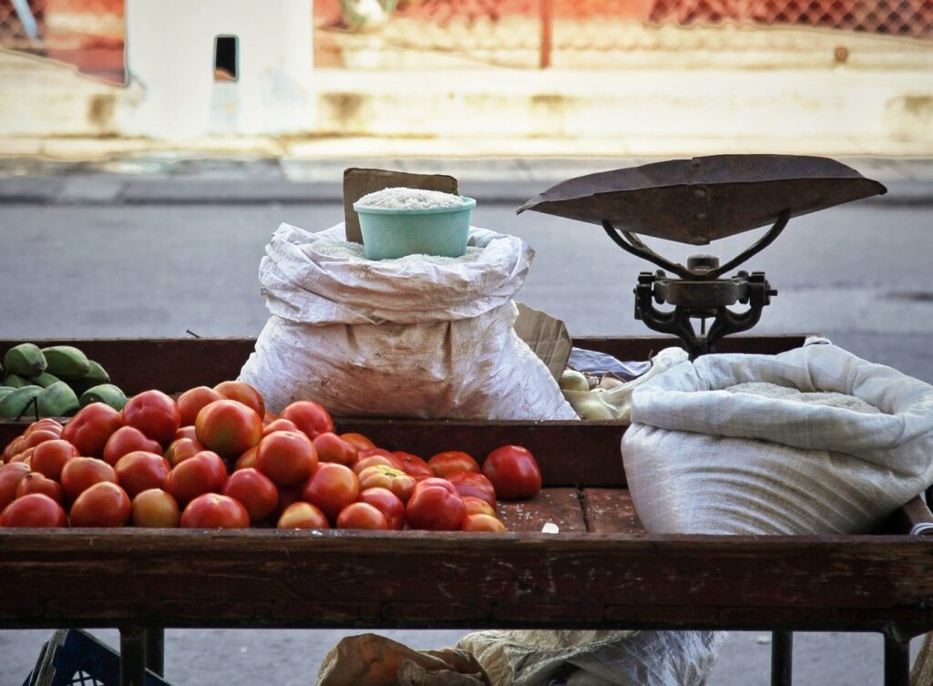 Balanza y tomates en puesto de mercado