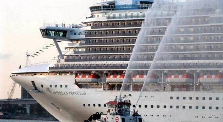 Crucero grande en puerto con arco de agua