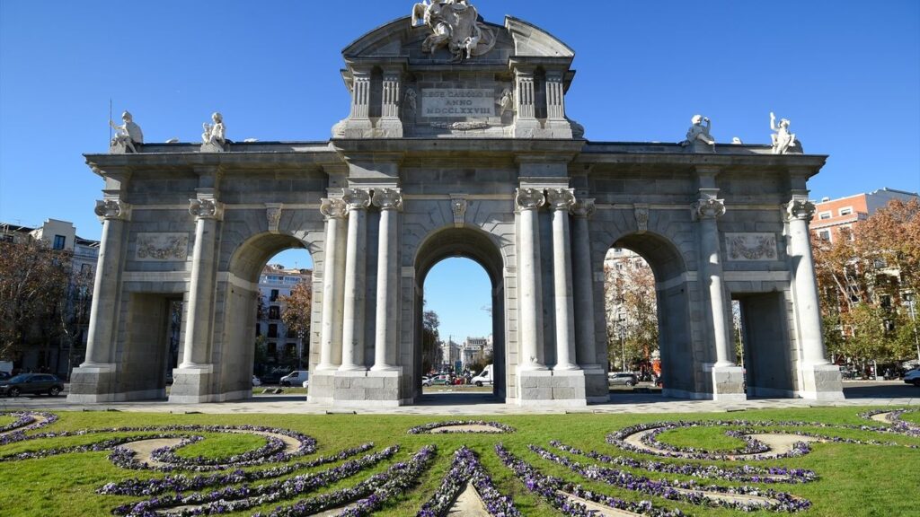 Puerta de Alcalá y jardines florales, Madrid