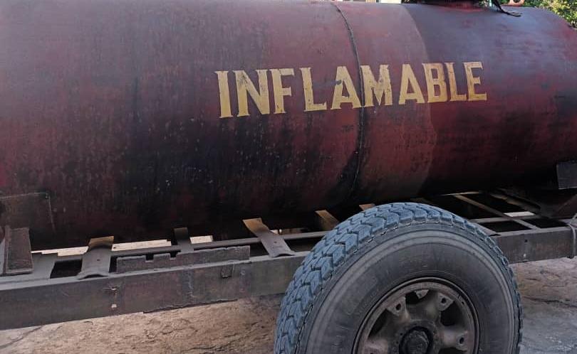 Tanque inflamable en remolque con rueda visible