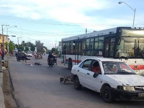 Accidente de tráfico con coche y autobús