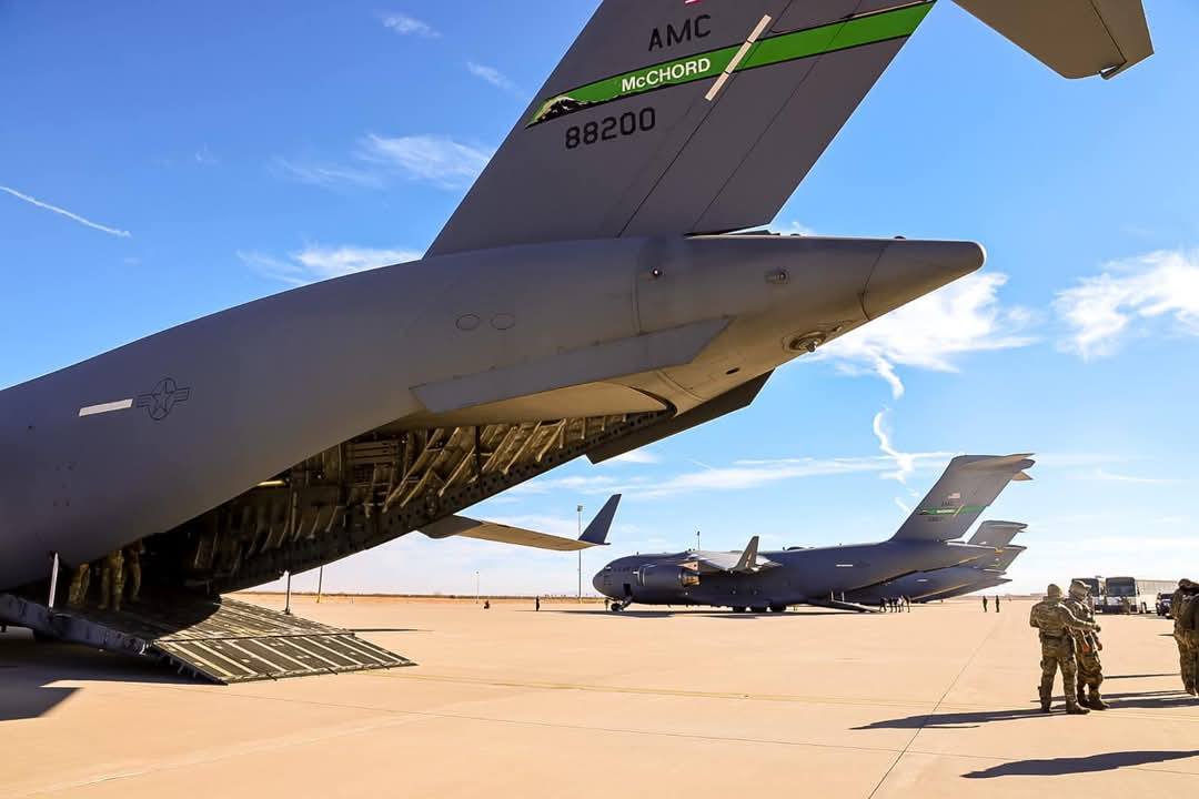 Aviones militares cargando en base aérea