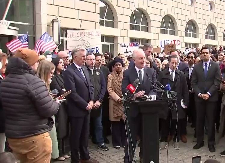 Políticos hablando en conferencia de prensa con público