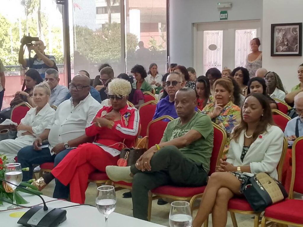 Personas sentadas en evento interior