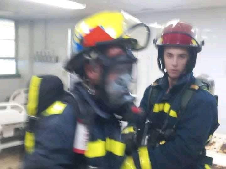 Bomberos con equipo completo en entrenamiento