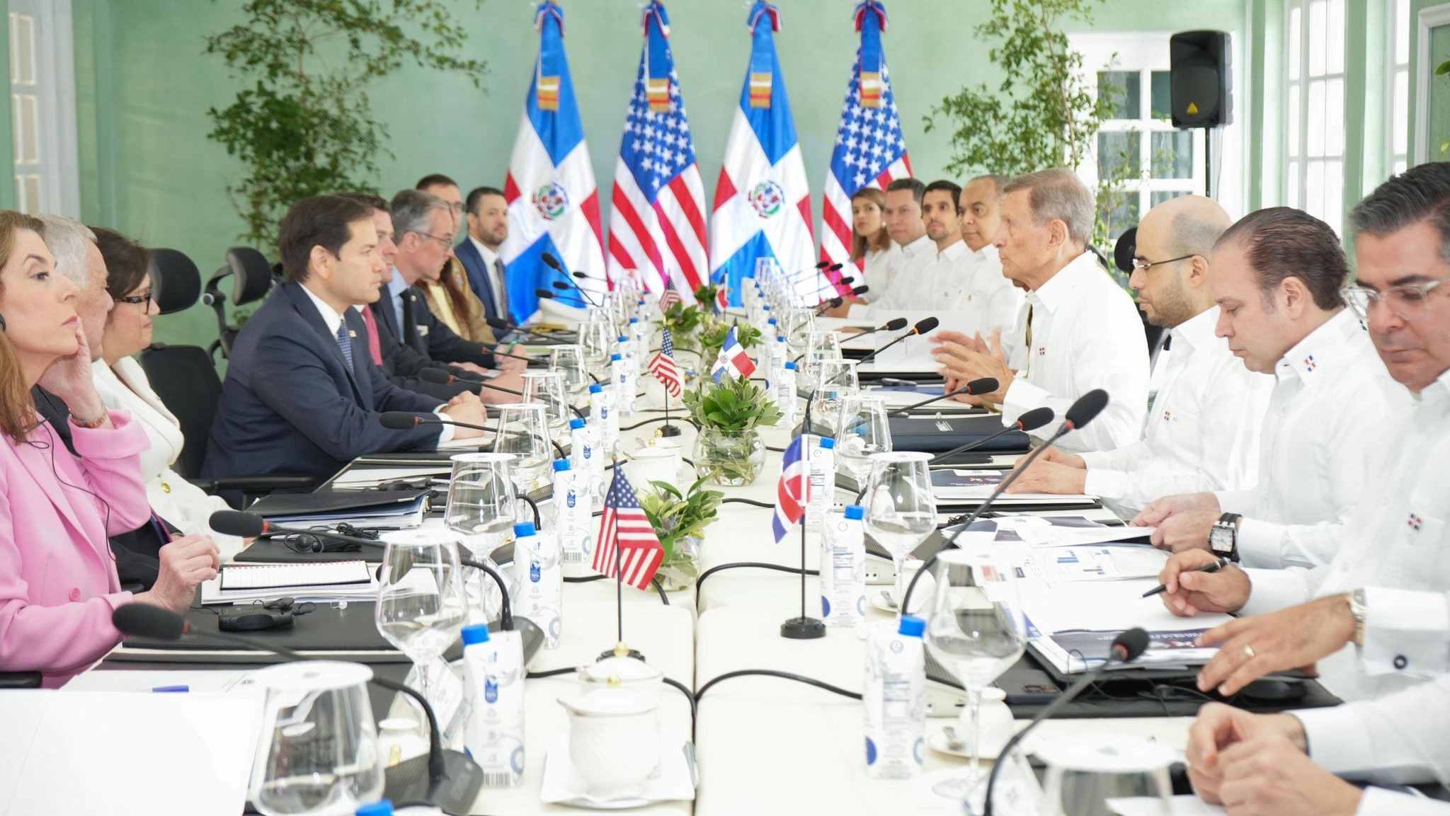 Reunión bilateral con banderas de EE.UU. y Centroamérica