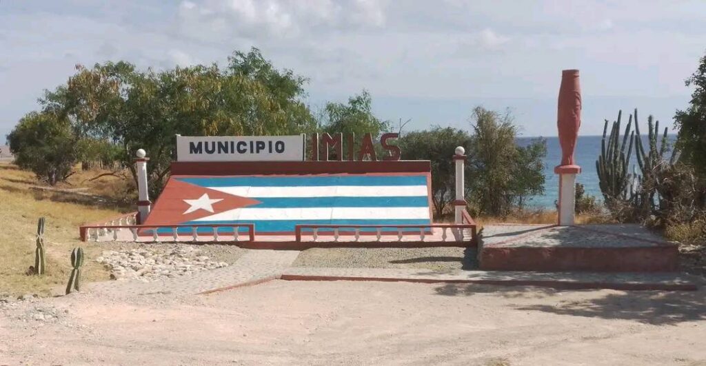 Entrada colorida al Municipio Imías con bandera cubana