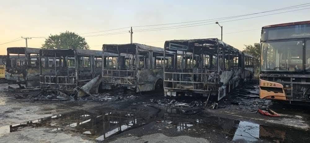 Autobuses quemados y destrozados en estacionamiento