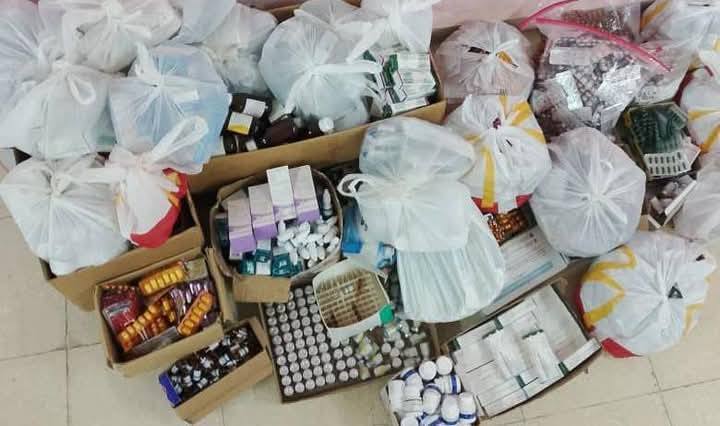 Cajas con suministros médicos diversos en suelo