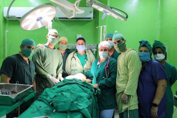 Equipo médico en quirófano con paciente