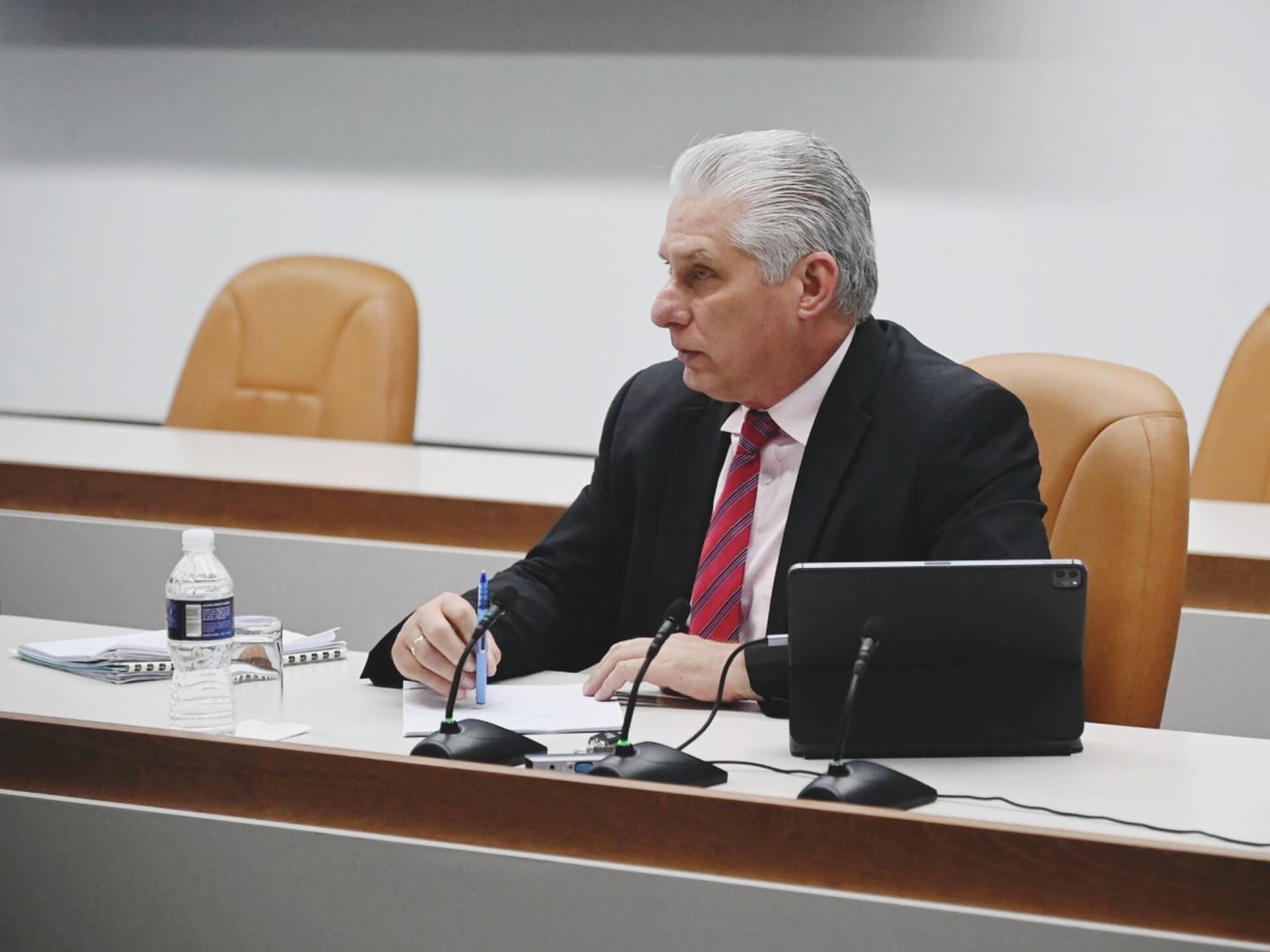 Hombre serio con traje en reunión corporativa