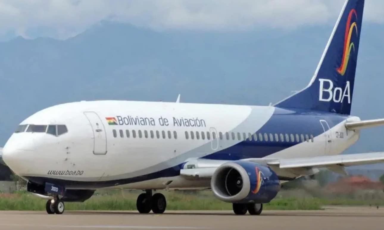 Avión de Boliviana de Aviación sobre pista