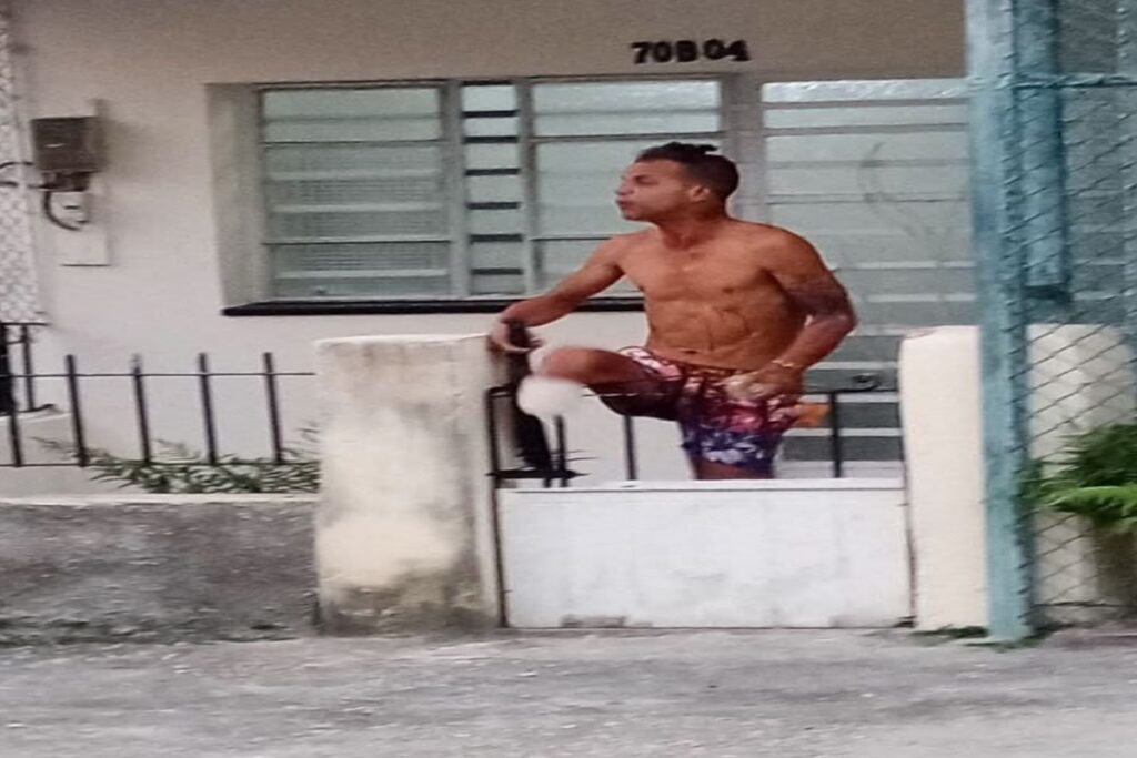 Hombre sentado en silla al aire libre