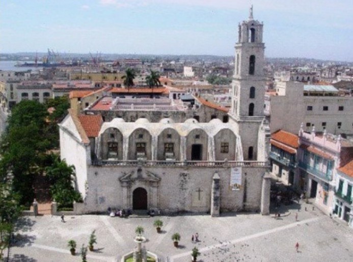 Vista aérea de catedral y plaza con gente