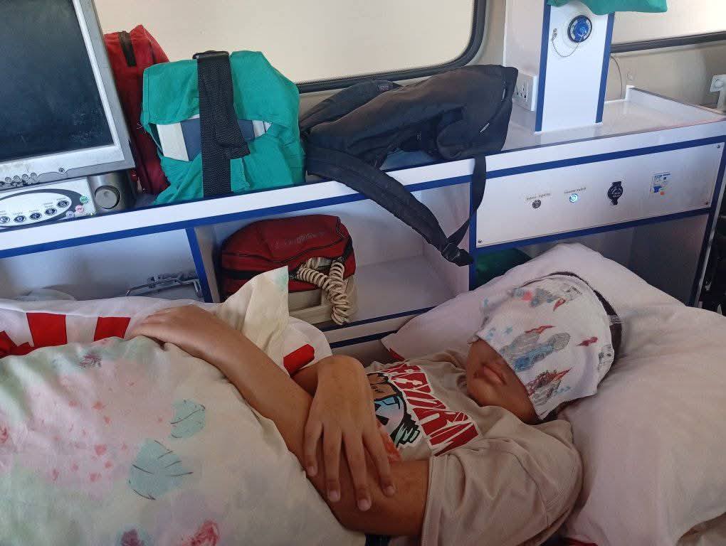 Niño durmiendo en una cama de hospital