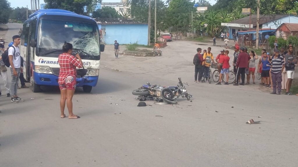 Accidente entre autobús y moto, mucha gente observando