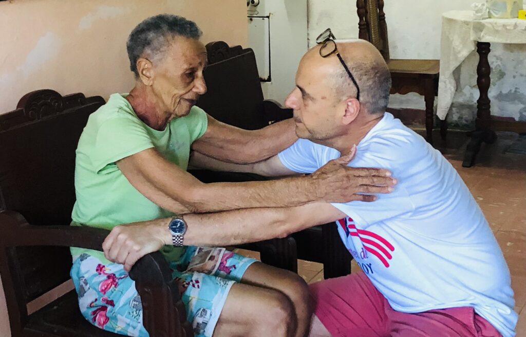 Dos hombres abrazándose afectuosamente en un salón
