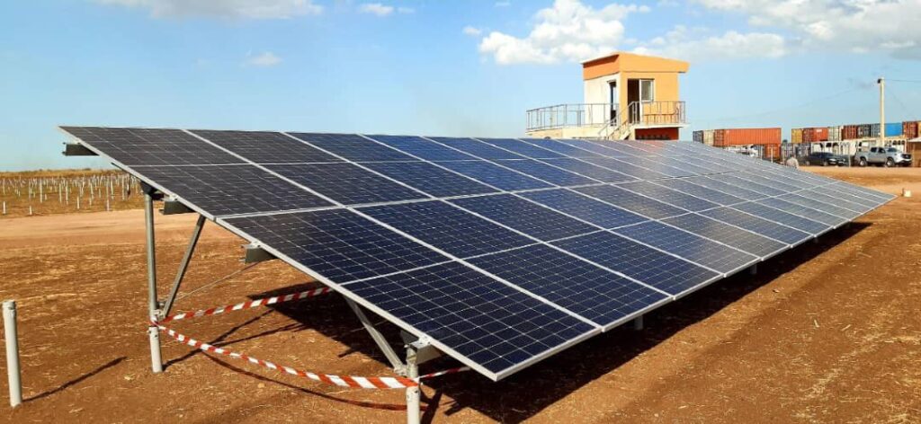 Panel solar grande en campo soleado