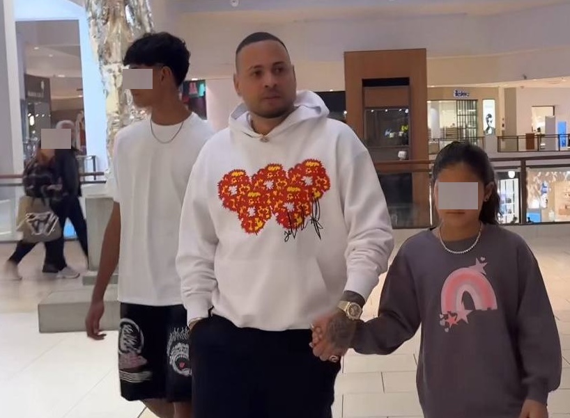 Familia caminando en centro comercial