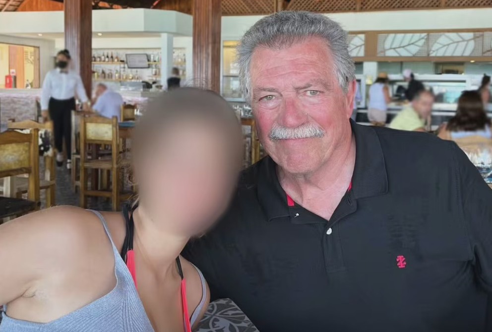 Hombre mayor sonriendo en restaurante concurrido