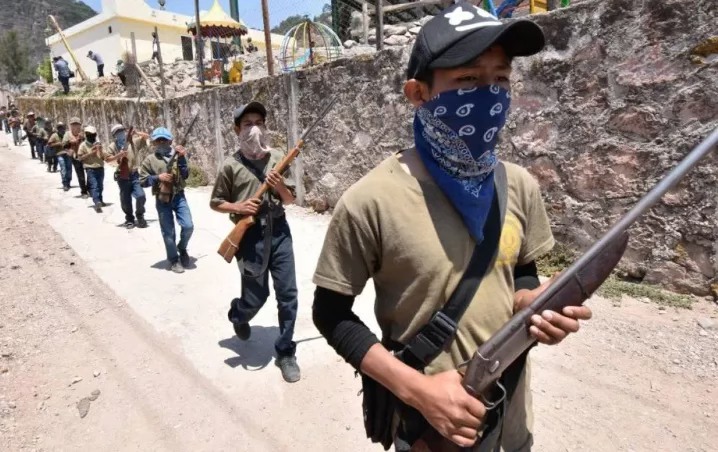 Grupo armado patrullando en rural.