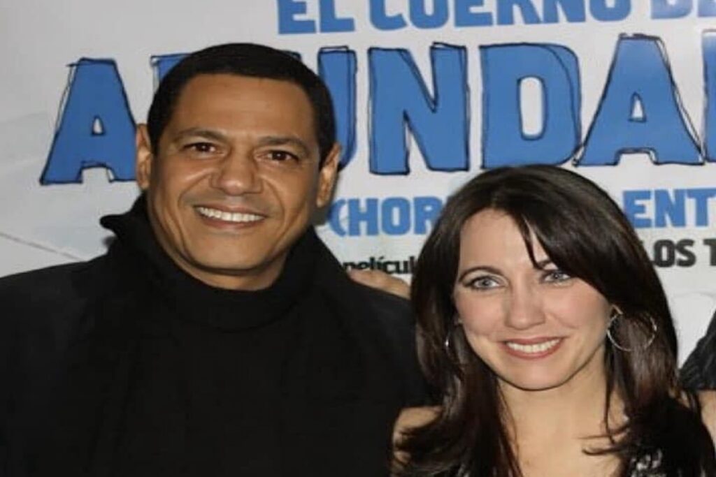 Hombre y mujer sonrientes en evento promocional