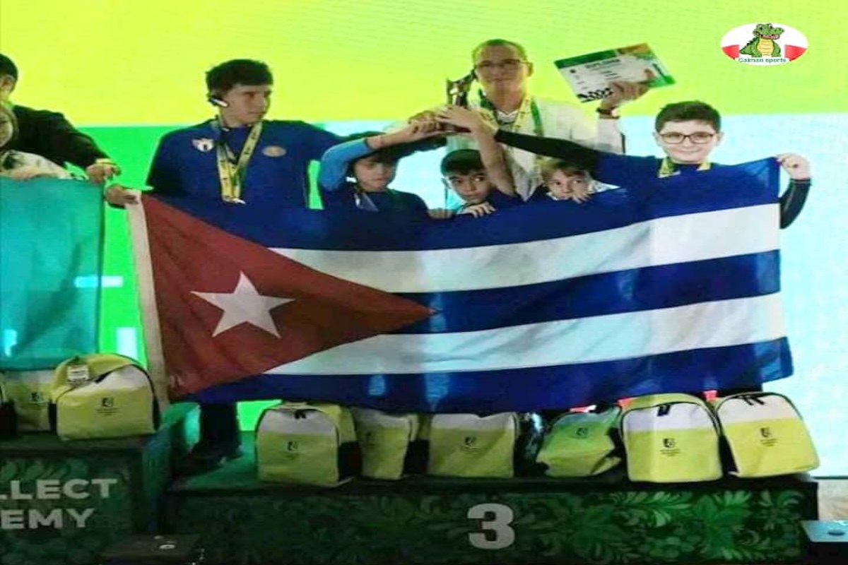 Grupo sujetando bandera cubana en evento deportivo