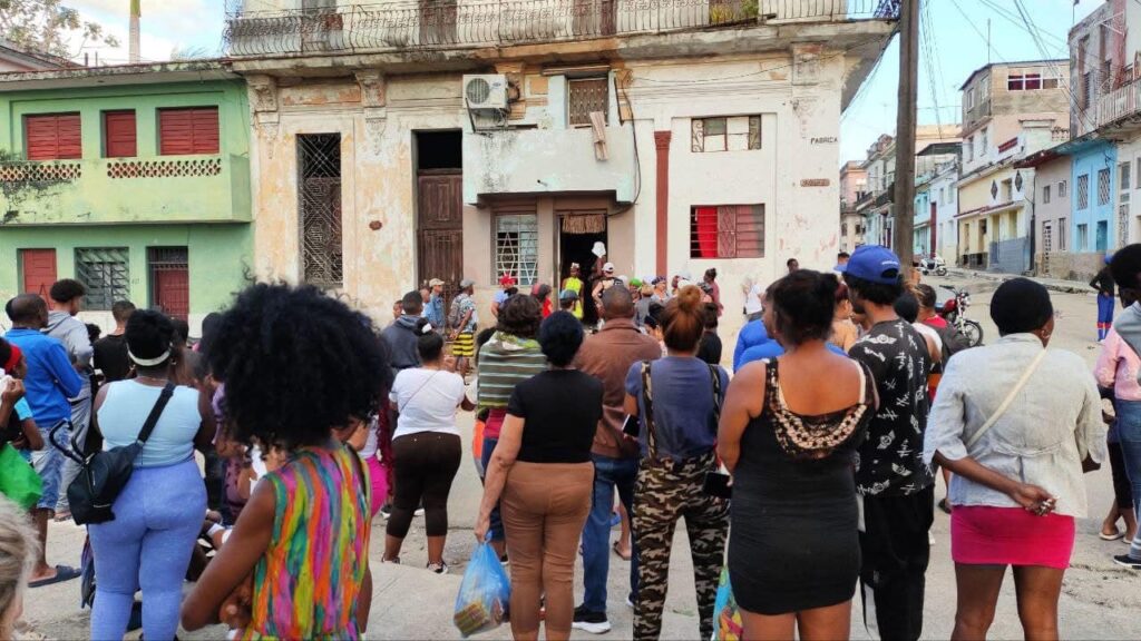 Grupo de personas caminando por calle antigua