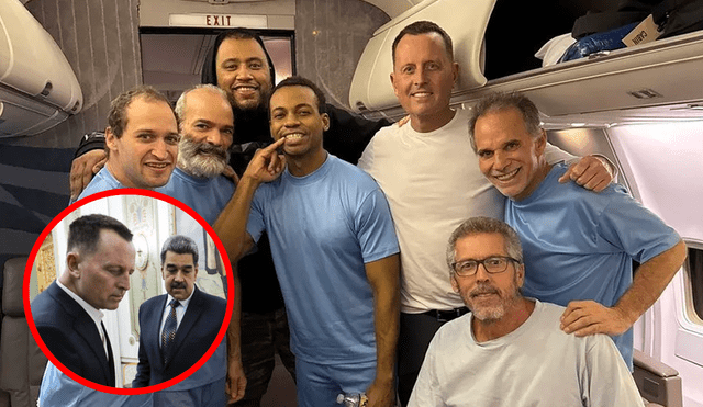 Grupo de hombres sonrientes dentro de un avión.