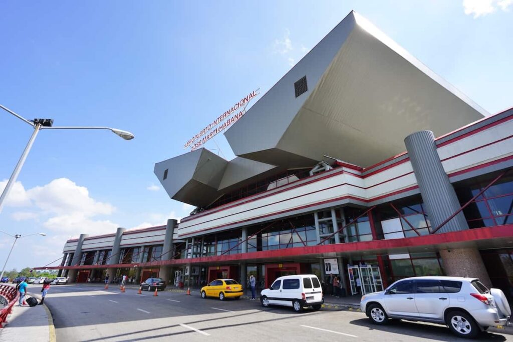 Aeropuerto moderno con vehículos estacionados