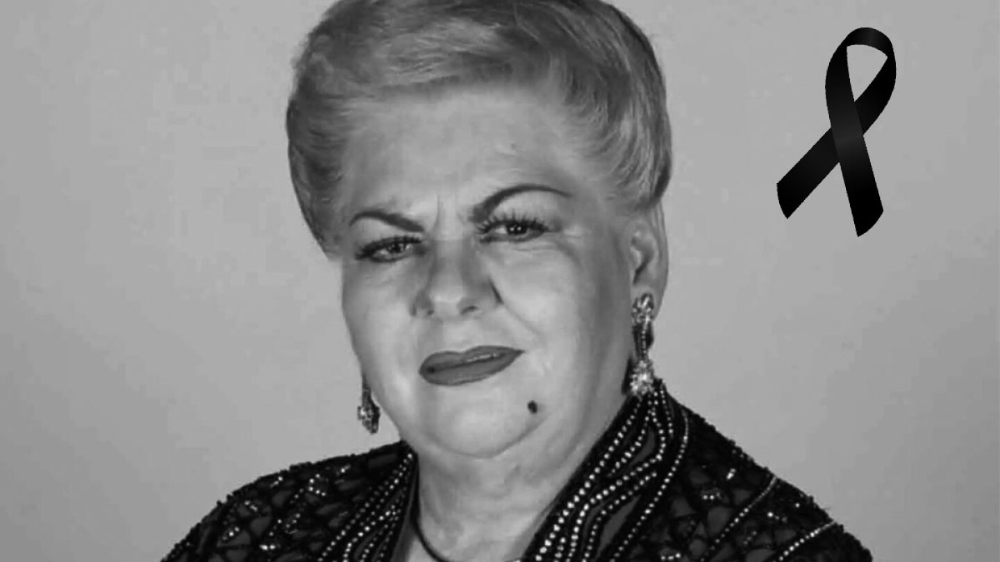 Mujer mayor seria con cinta luto, blanco y negro