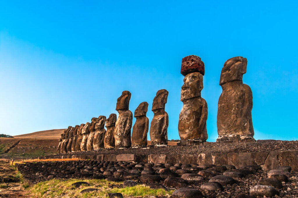 Moais alineados en Isla de Pascua