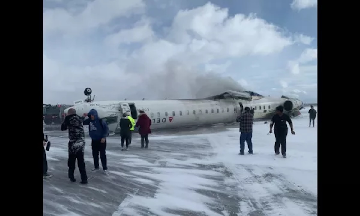 Avión accidentado en pista nevada con humo