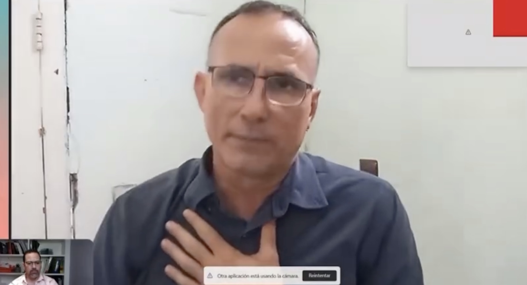 Hombre con gafas hablando seriamente en un videoblog