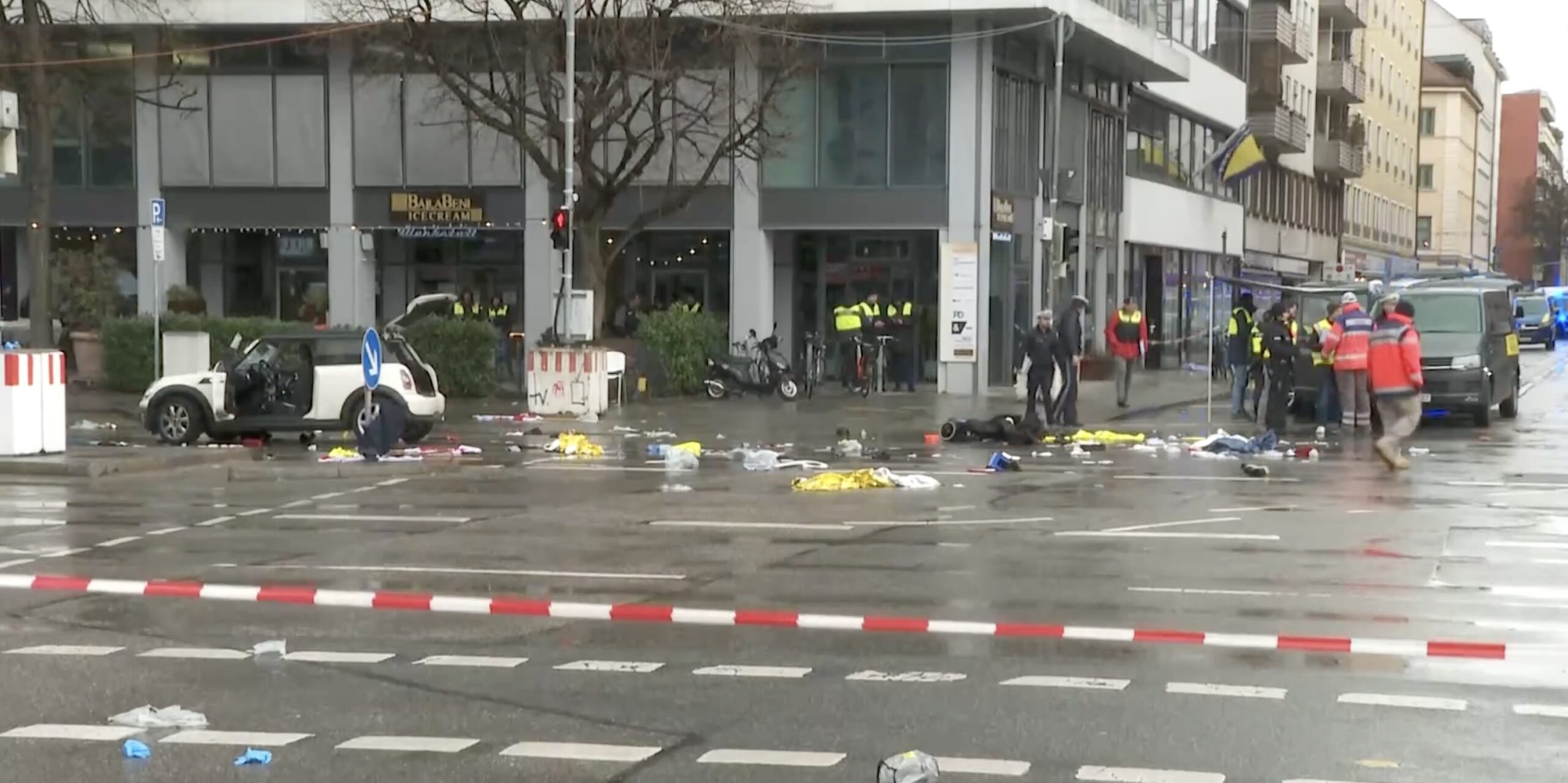 Escena de accidente de tráfico con servicios de emergencia