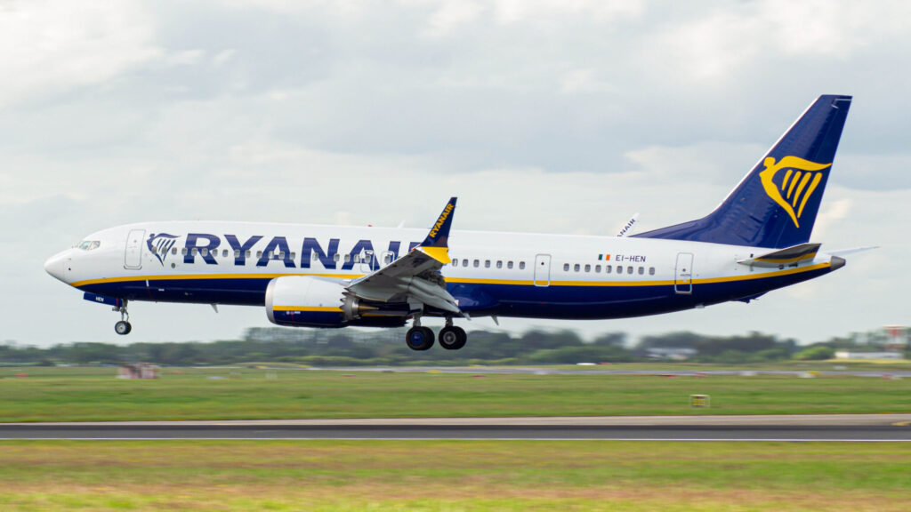 Avión de Ryanair aterrizando en pista