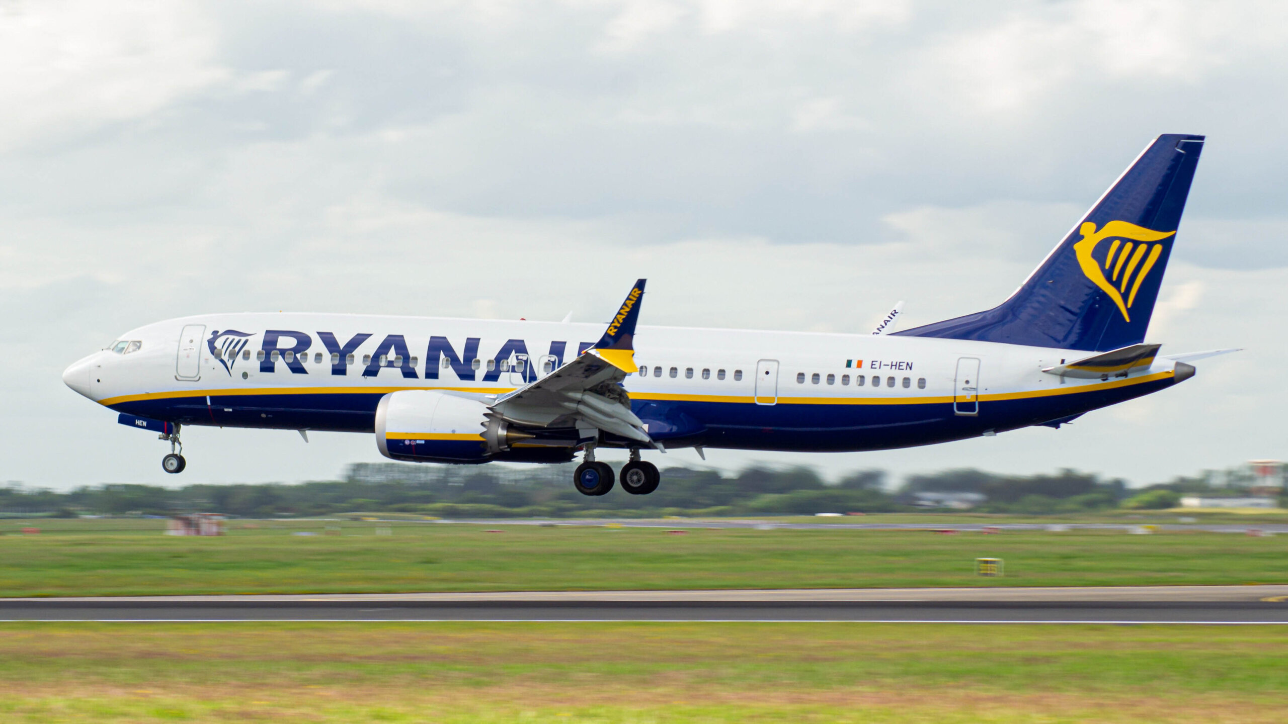 Avión de Ryanair aterrizando en pista