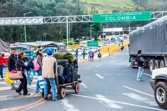 Personas cruzando frontera Colombia con equipaje