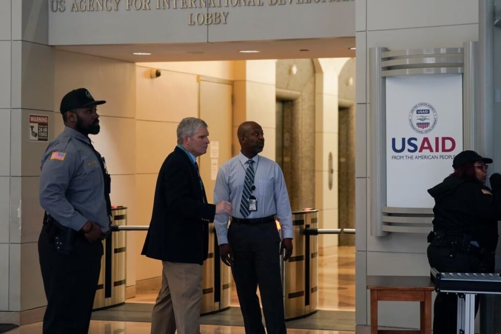 Personas en vestíbulo de USAID