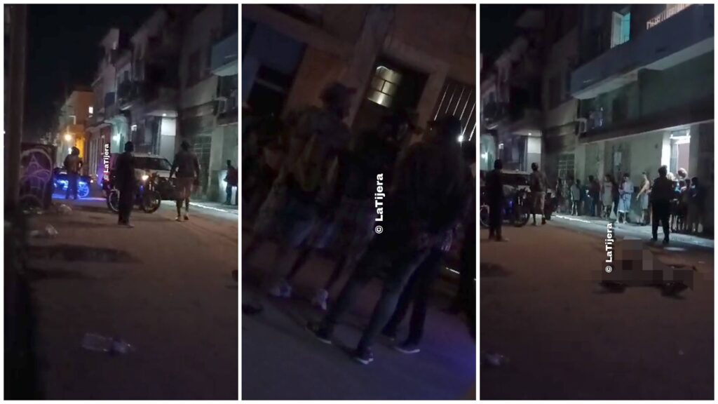 Personas reunidas en calle nocturna iluminada