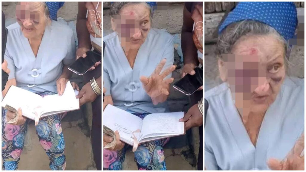 Mujer mayor enseñando libro a grupo